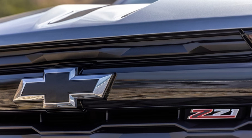 A close up shows the grille and badge on a grey 2023 Chevy Colorado Z71.
