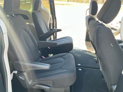 2024 Chrysler Voyager LX